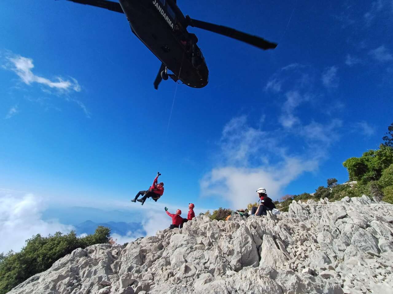 Fethiye’de Paraşüt Faciası: Jandarma Zorlu Araziden Cansız Bedeni Helikopterle Aldı 2